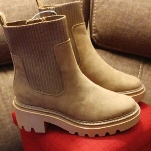 Universal Thread Women's Faux Suede Tan Ankle Boots Size 10